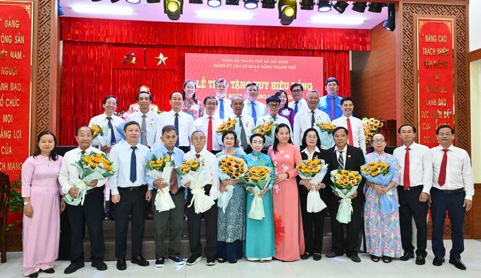 Đảng ủy các cơ quan Đảng TPHCM tổ chức lễ trao tặng Huy hiệu Đảng đến các đảng viên, đợt ngày 19-5-2026. Ảnh: VIỆT DŨNG