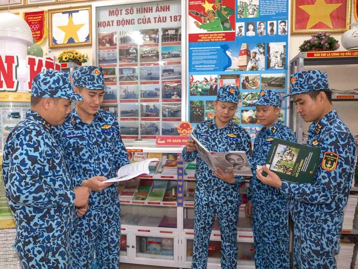 Thuỷ thủ tàu ngầm tích cực nghiên cứu, học tập và làm theo Bác. (Ảnh Quân chủng Hải quân cung cấp)