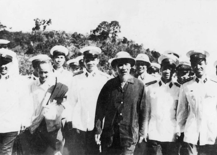 Bác Hồ thăm Đoàn 135 Hải quân - đảo Vạn Hoa ngày 13/11/1962. Đây là lần thứ 3 Bác Hồ thăm Quân chủng Hải quân. (Ảnh Quân chủng Hải quân cung cấp)
