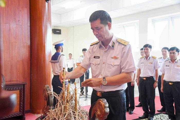 Phó Đô đốc Nguyễn An Phong, Bí thư Đảng uỷ, Chính uỷ Hải quân dân hương tưởng niệm Chủ tịch Hồ Chí Minh. (Ảnh Quân chủng Hải quân cung cấp)