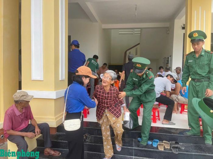 Cán bộ, chiến sĩ và đoàn viên, thanh niên các đơn vị giúp đỡ người già đến khám chữa bệnh. Ảnh: Thanh Bình