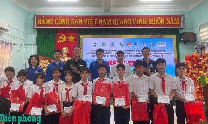 Các đơn vị trao tặng quà cho các em học sinh vượt khó học giỏi trên địa bàn. Ảnh: Thanh Bình