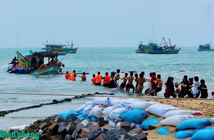 Cán bộ, chiến sĩ Đồn Biên phòng Hòn Sơn phối hợp người dân trục vớt phương tiện KG-4007-TS bị sóng lớn đánh chìm tại vùng biển Lại Sơn, Đặc khu Kiên Hải, tỉnh An Giang, ngày 17/8/2025. Ảnh: Đơn vị cung cấp