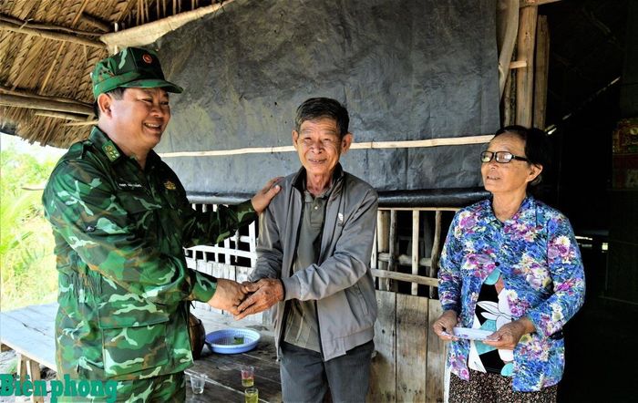 Đại tá Phạm Văn Thắng, Phó Chỉ huy trưởng Bộ Chỉ huy Quân sự tỉnh, Chỉ huy trưởng Ban Chỉ huy Bộ đội Biên phòng tỉnh An Giang trực tiếp xuống cơ sở gặp gỡ, lắng nghe tâm tư của người dân. Ảnh: Tiến Vinh