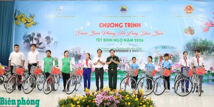 Đại tá Nguyễn Văn Hiệp, Phó Chính ủy Bộ Chỉ huy Quân sự tỉnh, Chính ủy Ban Chỉ huy Bộ đội Biên phòng tỉnh An Giang và lãnh đạo địa phương xã Vĩnh Xương tặng xe đạp cho các em học sinh trong chương trình Xuân Biên phòng ấm lòng dân bản năm 2026. Ảnh: Tuấn Kiệt