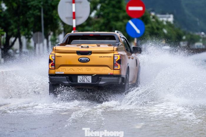 Nhiều ô tô vẫn lao qua biển nước.