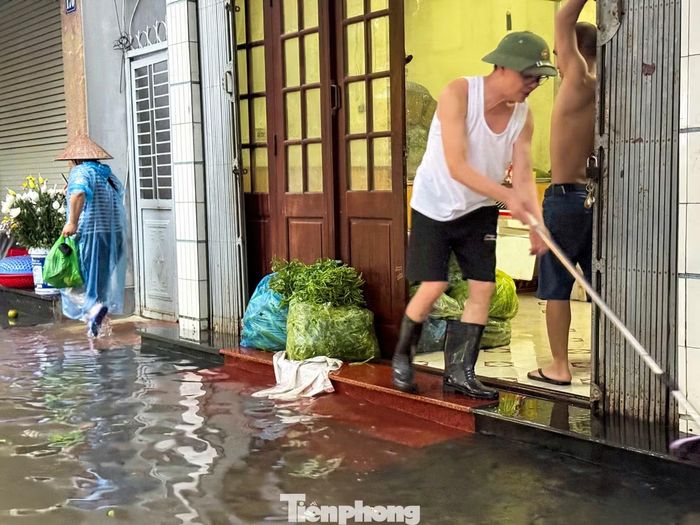 Đến khoảng 10h khi trời đã ngớt mưa nhưng nước ngập qua đến vỉa hè và ngấp nghé sàn nhà.