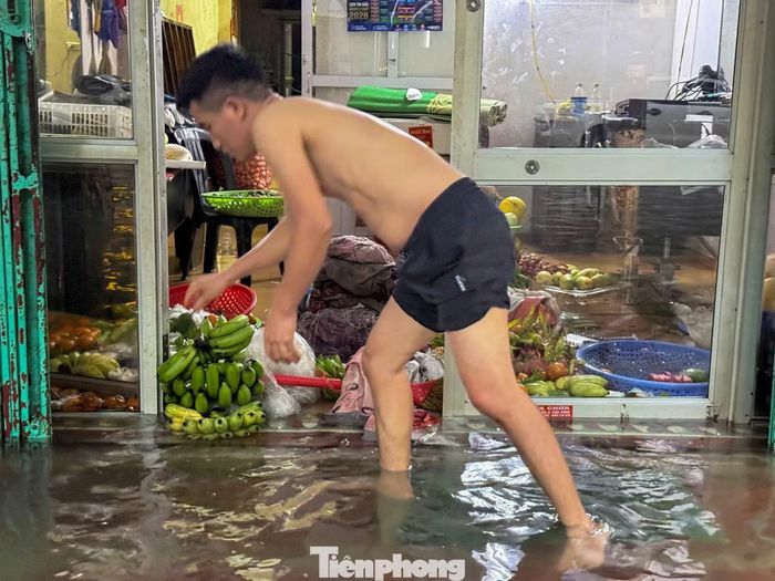 Mưa lụt khiến đời sống của người dân tại tuyến phố bị đảo lộn.