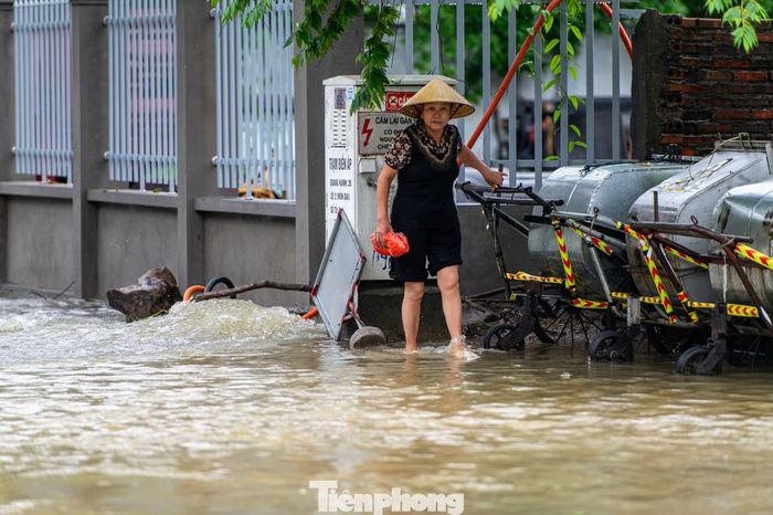 Bà Nguyễn Thị Thơm, trú phường Quang Hanh, cho biết lâu lắm mới thấy trận mưa lớn như đợt này kéo dài nhiều ngày. "Cuộc sống người dân đảo lộn hết lên, đặc biệt là trẻ nhỏ. Bình thường tôi vẫn để các cháu tự đi học nhưng hôm nay phải trực tiếp đến trường để đón vì sợ nguy hiểm", bà Thơm chia sẻ.