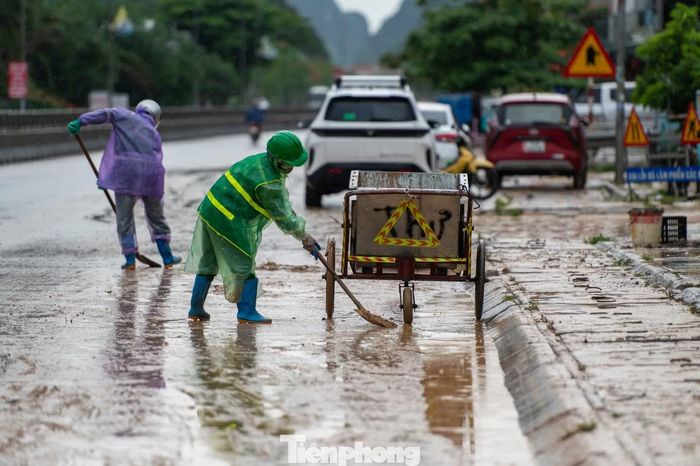 Lực lượng vệ sinh môi trường liên tục dọn dẹp sau khi nước đã rút.
