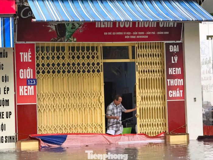 "Nhà mặt đường mà sáng dậy thành mặt biển luôn. Nước ngập khoảng 1,2 m, cả ôtô cũng bị ngập. Xe nào cố đi qua đường Tô Hiệu đều chết máy vì nước quá cao", một người dân sống tại đường Tô Hiệu chia sẻ.