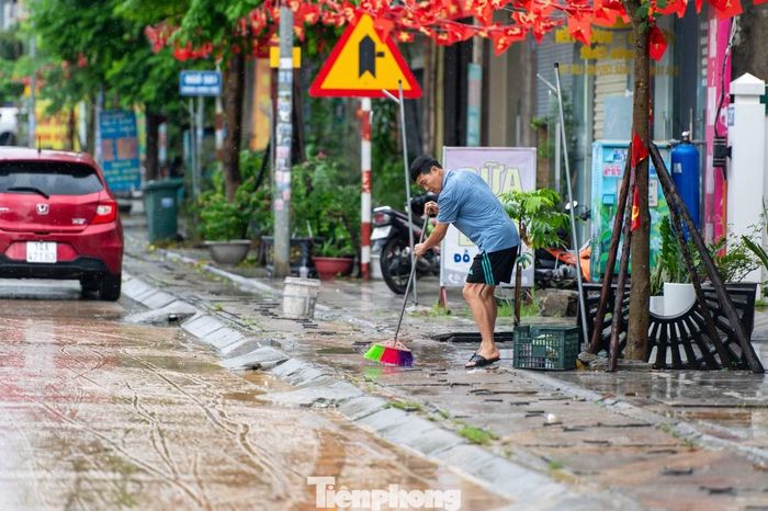 Nước từ trên đồi cuốn theo đất đá và bùn xuống mặt đường, khi nước rút khung cảnh nhớp nháp ngay trên mặt đường và vỉa hè.