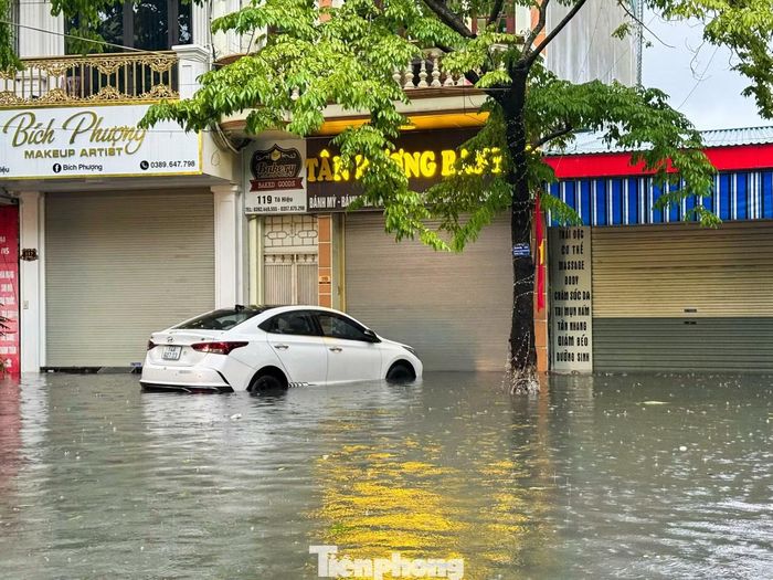 Nhiều hộ dân trong khu vực trũng bị nước tràn vào nhà, có nơi ngập sâu 40-50 cm.