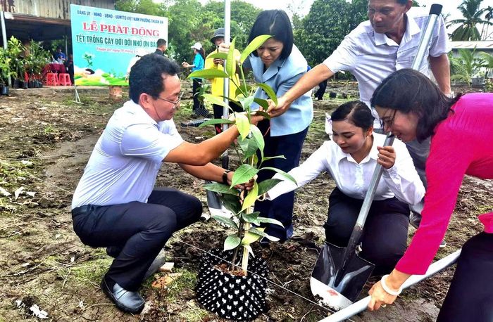 Lãnh đạo TP.HCM và phường Thuận An tham gia trồng cây măng cụt 'phủ xanh' những khu đất công trên địa bàn phường