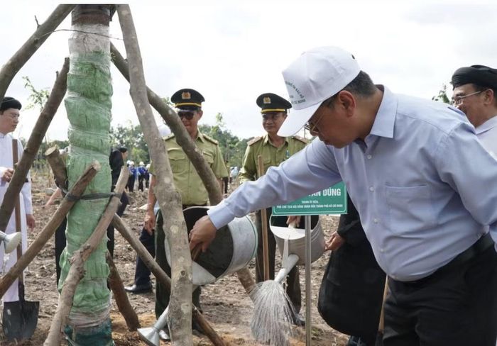 Các lãnh đạo TP.HCM tham gia trồng cây