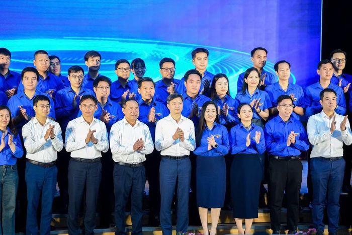 Bộ trưởng Bộ Khoa học và Công nghệ Vũ Hải Quân và anh Nguyễn Minh Triết, Ủy viên dự khuyết T.Ư Đảng, Bí thư thường trực T.Ư Đoàn, Chủ tịch T.Ư Hội SVVN, cùng các đại biểu tham dự chương trình. Ảnh: Dương Triều