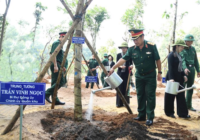 Trung tướng Trần Vinh Ngọc - Bí thư Đảng ủy, Chính ủy Quân khu 7 tham gia trồng cây nhớ ơn Bác Hồ.