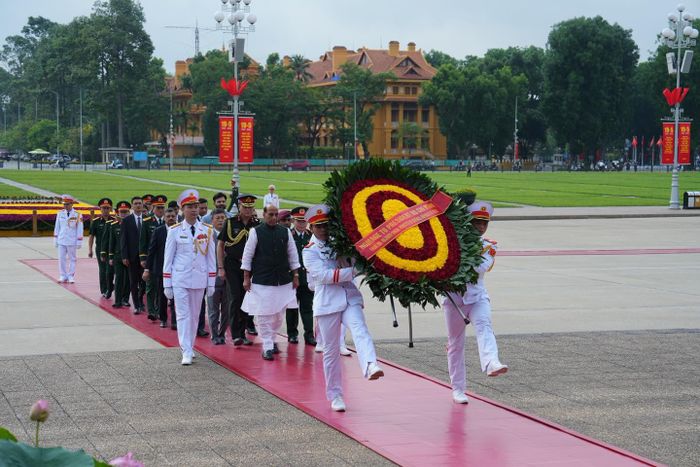 Bộ trưởng Quốc phòng Ấn Độ đặt vòng hoa và vào Lăng viếng Chủ tịch Hồ Chí Minh. Trên trang Facebook cá nhân, ông viết: Tầm nhìn, sự lãnh đạo và cam kết bền bỉ của Chủ tịch Hồ Chí Minh với sự nghiệp giải phóng dân tộc và sự đoàn kết trên toàn thế giới tiếp tục truyền cảm hứng cho nhiều thế hệ. Tình hữu nghị Ấn Độ - Việt Nam luôn dựa trên những giá trị chung và sự tôn trọng lẫn nhau. Ảnh: Trang Facebook Bộ trưởng Quốc phòng Ấn Độ