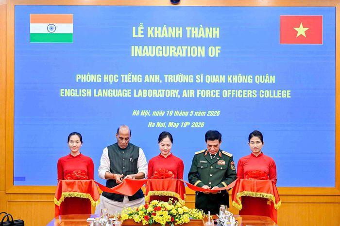 Đại tướng Phan Văn Giang và Bộ trưởng Rajnath Singh cắt băng khánh thành phòng học ngoại ngữ của Trường Sĩ quan Không quân (Quân chủng Phòng không - Không quân) do Chính phủ Ấn Độ hỗ trợ. Ảnh: Minh Nhật