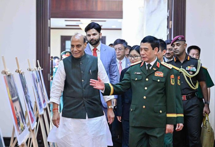 Đại tướng Phan Văn Giang và Bộ trưởng Bộ Quốc phòng Ấn Độ Rajnath Singh tham quan trưng bày ảnh về quan hệ hợp tác giữa hai nước. Ảnh: Minh Nhật