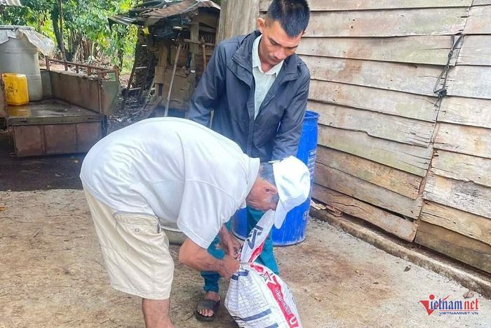 Sau khi bắt được tê tê, người dân đã bàn giao cho cơ quan chức năng. Ảnh: NP