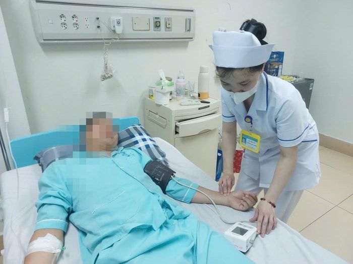 Bác sĩ thăm khám cho bệnh nhân sau thời gian phẫu thuật, điều trị. Ảnh: BVCC