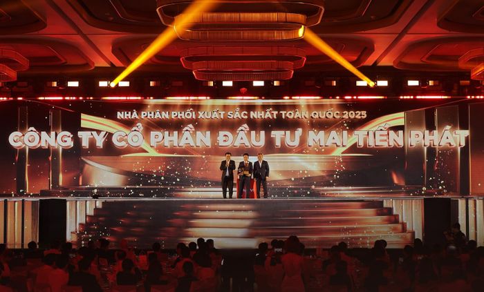 Ông Lê Bá Thọ - Chủ tịch HĐQT CADIVI và ông Lê Trần Vĩnh - Tổng Giám đốc CADIVI trao cúp vinh danh cho đại diện "Nhà phân phối xuất sắc nhất toàn quốc 2025"