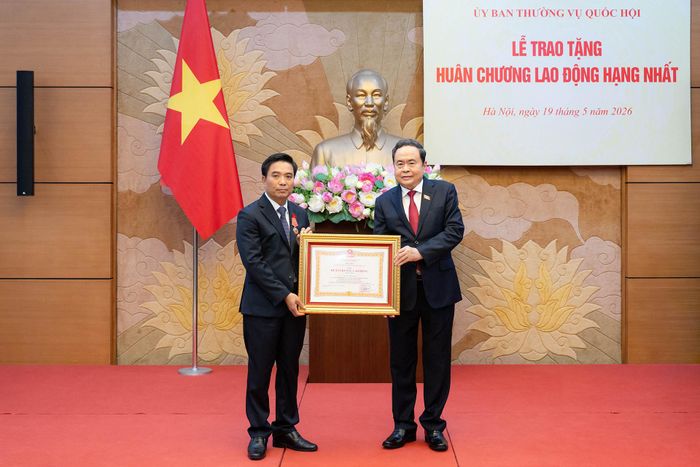 Chủ tịch Quốc hội Trần Thanh Mẫn trao Huân chương Lao động Hạng Nhất tặng Phó Chủ tịch Quốc hội Nguyễn Doãn Anh. Ảnh: QH