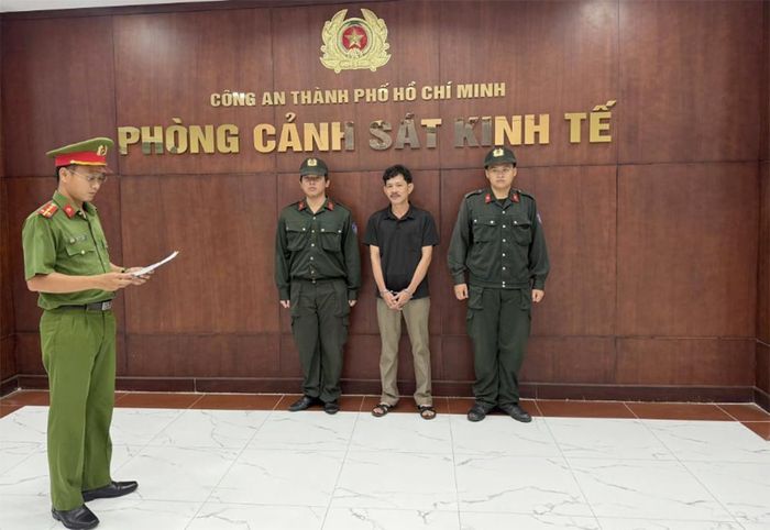 Cơ quan CSĐT tống đạt các quyết định và lệnh đối với Trần Quang Vũ. Ảnh: CA