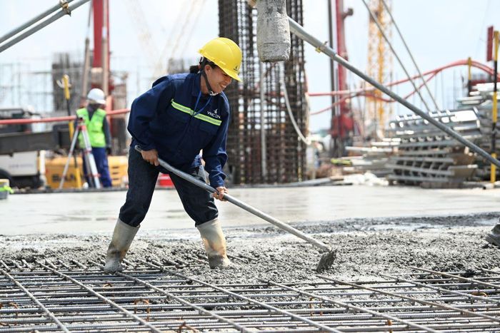 Chị Chiều hiện đang là công nhân bê tông tại dự án Sân vận động Hùng Vương