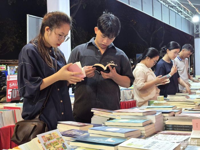 Đa dạng đầu sách cho người dân chọn lựa tại ngày hội.