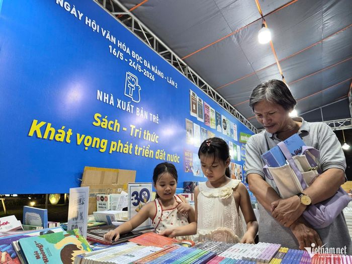 Ông Quý đưa cháu gái đến ngày hội chọn mua sách.
