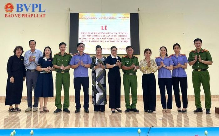 Đại diện các đơn vị chụp hình lưu niệm.