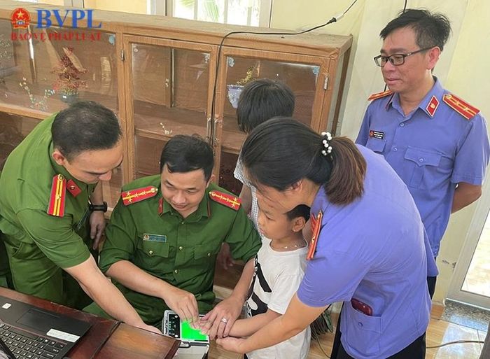 Đại diện VKSND Khu vực 12 phối hợp tham gia quá trình thực hiện cấp căn cước.