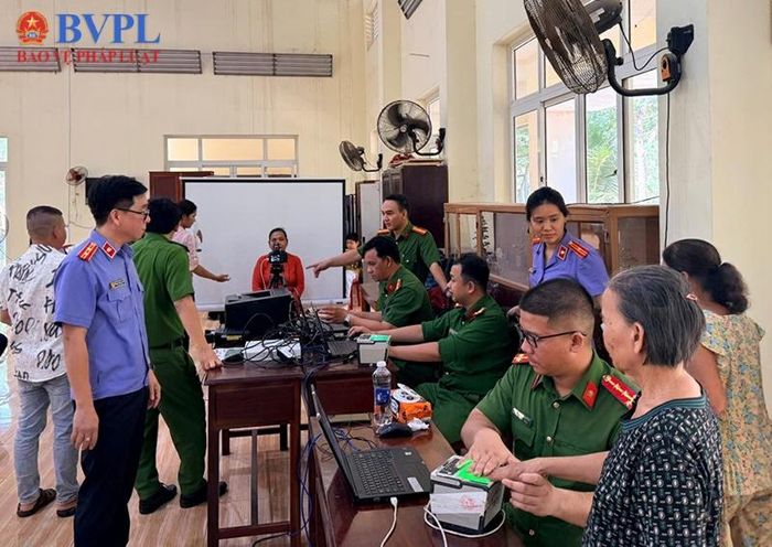 Hình ảnh tại buổi cấp Căn cước công dân cho 11 trẻ em, người cao tuổi.