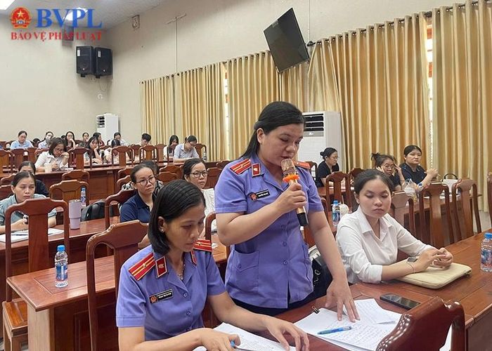  Đại diện VKSND Khu vực 18 giải đáp khó khăn, vướng mắc của các đơn vị sử dụng lao động.