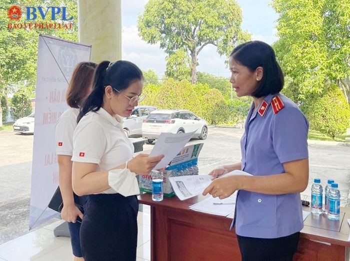  Kiểm sát viên trao đổi thông tin với đại diện các doanh nghiệp về Nghị quyết 205.