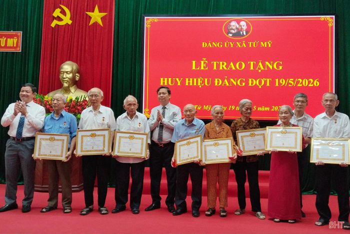  Trong chiều nay, Đảng ủy xã Tứ Mỹ cũng đã trao huy hiệu từ 30 năm tuổi Đảng trở lên cho 30 đảng viên; truy tặng huy hiệu 30 năm tuổi Đảng cho 1 đảng viên trên địa bàn. 