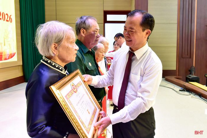  Bí thư Đảng ủy phường Bắc Hồng Lĩnh Nguyễn Thăng Long trao Huy hiệu 60 năm tuổi Đảng cho đảng viên. 