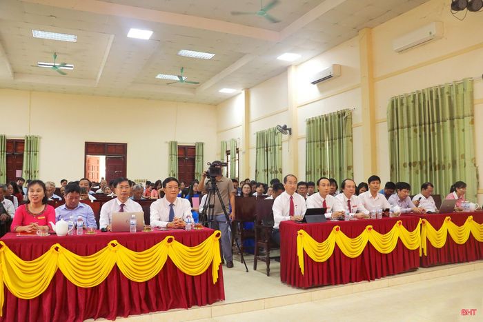 Đại biểu tham dự buổi lễ.