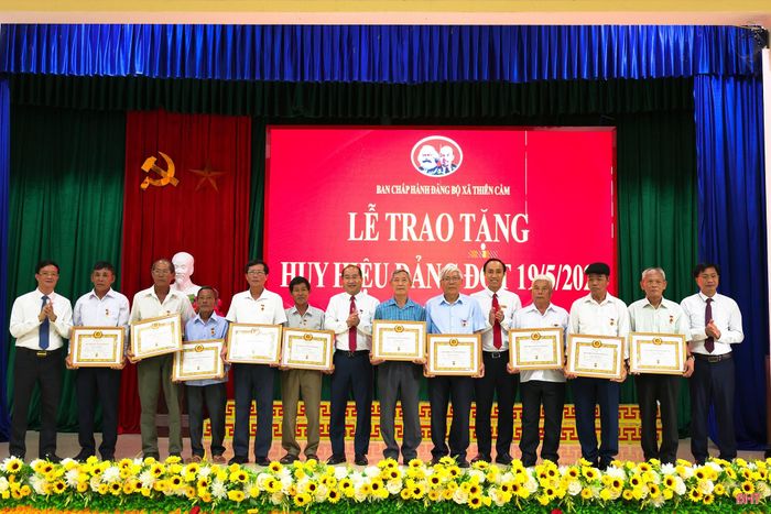 Các đảng viên được nhận huy hiệu Đảng trong đợt 19/5/2026.