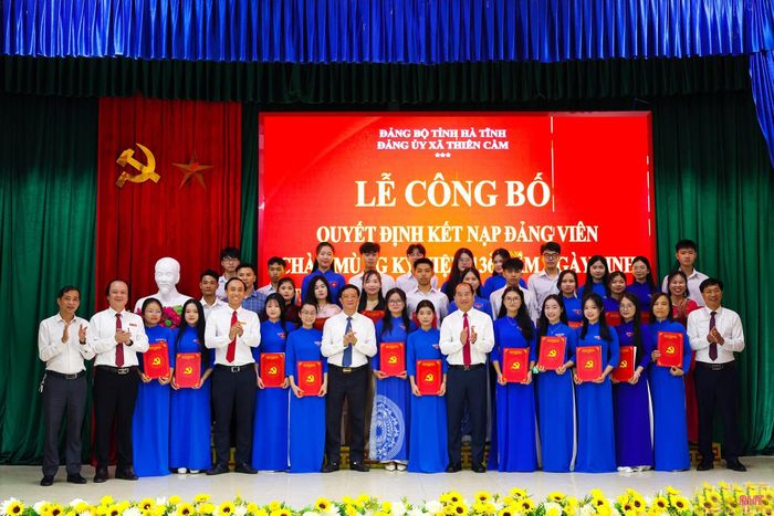 Đảng ủy xã Thiên Cầm tổ chức trao quyết định kết nạp đảng viên cho các quần chúng ưu tú.