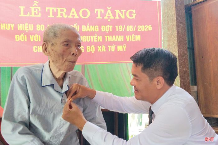  Đồng chí Trần Nhật Tân trao Huy hiệu 80 năm tuổi Đảng cho đảng viên Nguyễn Thanh Viêm. 