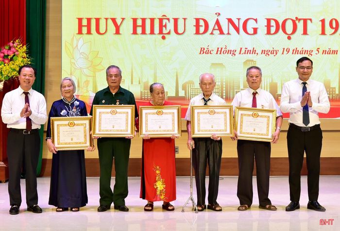Đại diện lãnh đạo Ban Tuyên giáo và Dân vận Tỉnh ủy, phường Bắc Hồng Lĩnh trao Huy hiệu 60 năm tuổi Đảng cho đảng viên.