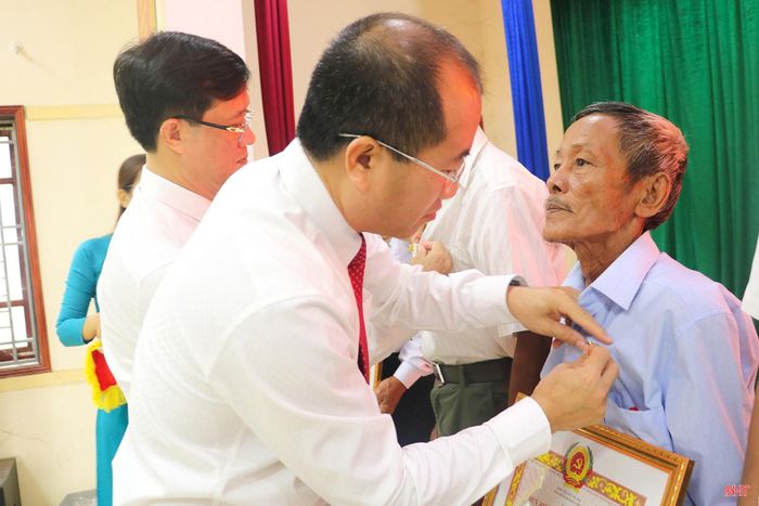 Đồng chí Nguyễn Thế Hoàn - Phó Chủ tịch Ủy ban MTTQ tỉnh, Chủ tịch Liên đoàn Lao động tỉnh trao huy hiệu Đảng cho đảng viên.
