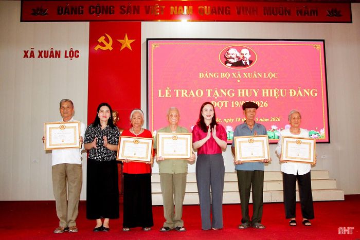  Phó Trưởng ban Thường trực Ban Tuyên giáo và Dân vận Tỉnh ủy Đặng Thị Quỳnh Diệp và lãnh đạo xã Xuân Lộc trao huy hiệu Đảng cho đảng viên. 