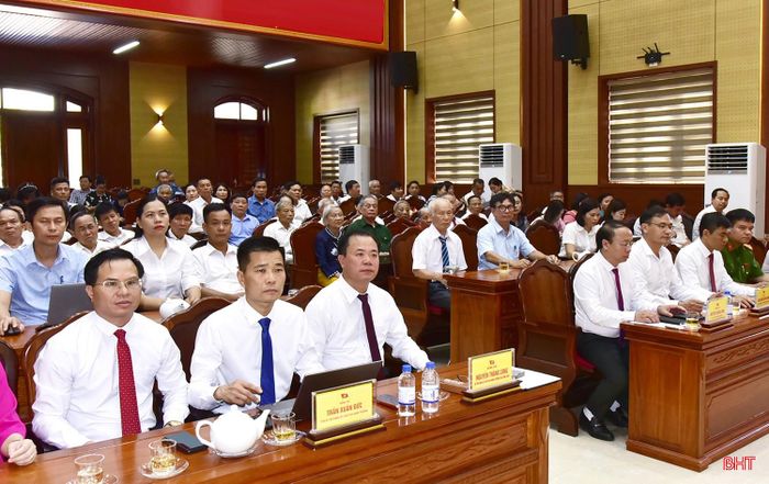 Đại biểu dự buổi lễ.