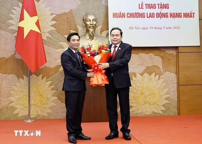 Chủ tịch Quốc hội Trần Thanh Mẫn trao tặng Huân chương Lao động hạng Nhất và tặng hoa cho đồng chí Nguyễn Doãn Anh, Phó Chủ tịch Quốc hội. (Ảnh: Doãn Tấn/TTXVN)