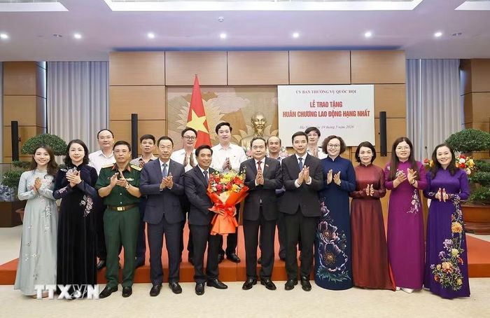 Chủ tịch Quốc hội Trần Thanh Mẫn với đại biểu. (Ảnh: Doãn Tấn/TTXVN)