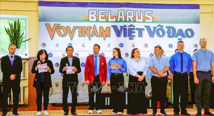 Đại sứ Nguyễn Văn Trung (thứ ba từ trái sang) và Võ sư Sergey Alekxeevich Sarendo khai mạc Giải thi đấu quốc gia. Ảnh: TTXVN phát
